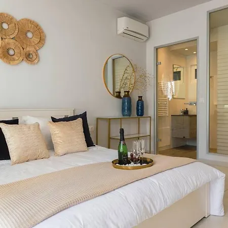 G&m Luxury With Pool Apartment